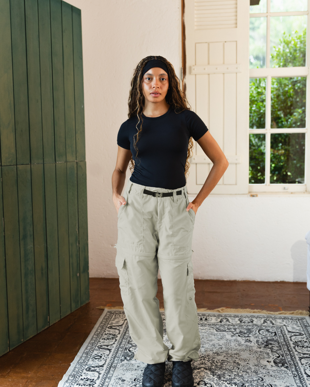 Calça Outdoor Linen (cáqui claro) da Intu usada como calça comprida, vista de frente
