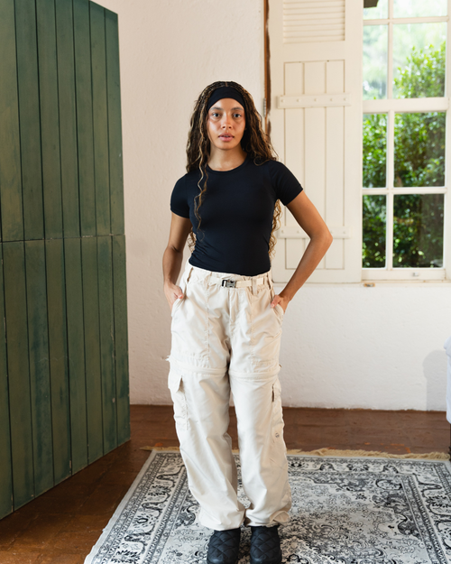 Calça Outdoor Dust (bege claro) da Intu usada como calça comprida, vista de frente